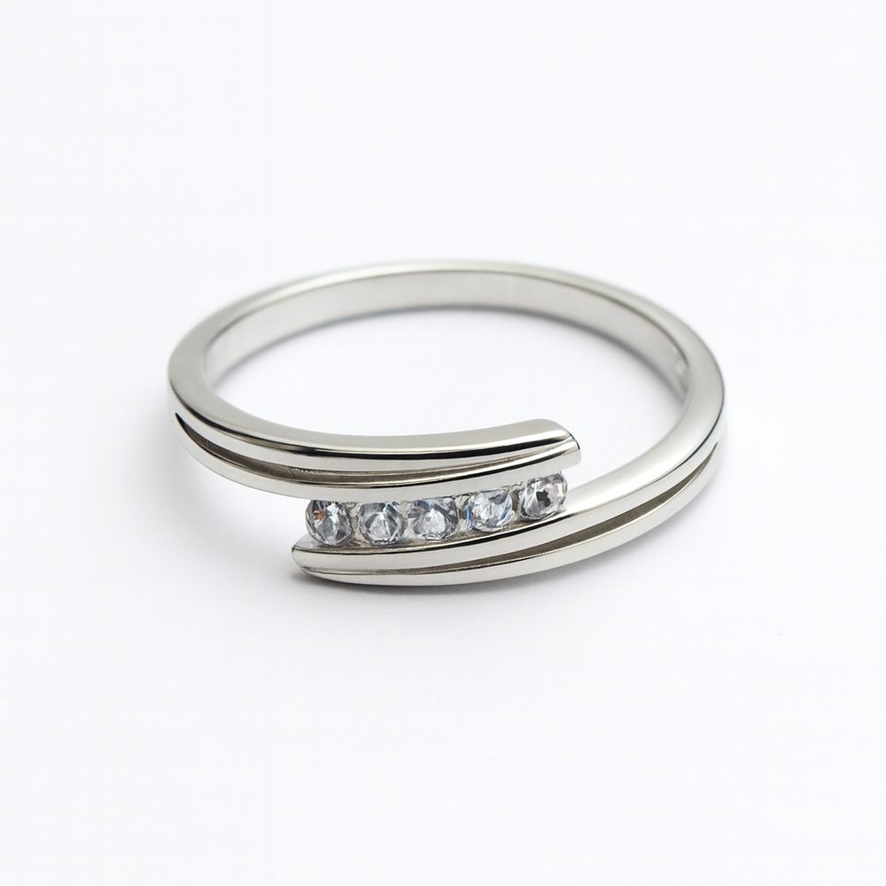 Zlatý prsten z bílého zlata se zirkony
